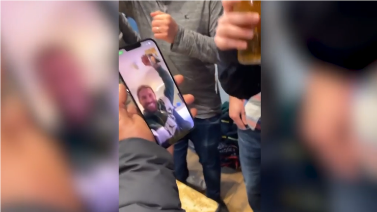 Roberto Carlos klingelt bei PSG-Star Sergio Ramos durch - und der Pub eskaliert (Quelle: Twitter).