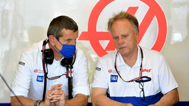 Teameigner Gene Haas (r.) und Teamchef Günther Steiner suchen aktuell nach einem neuen Teamkollegen für Mick Schumacher. 
