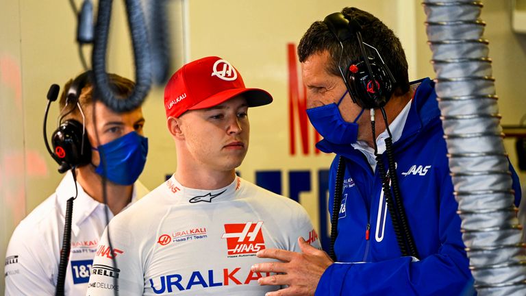 Nikita Mazepin (l.) und Günther Steiner im Gespräch in der Haas-Box.