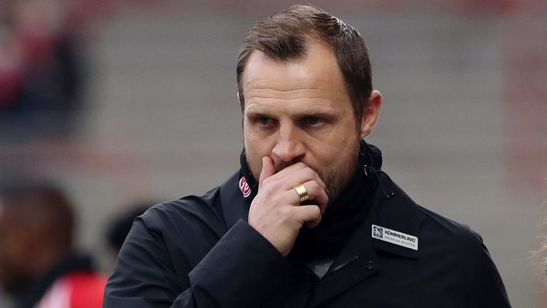 Herber Rückschlag für Bo Svensson. 19 Personen beim FSV Mainz 05 haben sich mit Corona infiziert. 