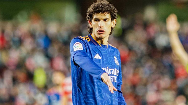 JESUS VALLEJO: Der 25-Jährige ist in der Saison 2016/17 für die Eintracht aktiv gewesen. Als Hoffnungsträger für die Innenverteidiger hat er allerdings die Erwartungen nie erfüllen können. Im Sommer könnte er nach einigen Leihgeschäften permanent wechseln.