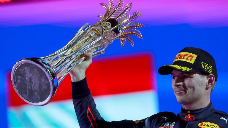 Max Verstappen feiert seinen Triumph in Saudi-Arabien.