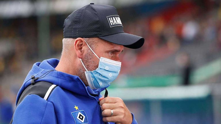 Ein großer Teil des Teams um HSV-Trainer Tim Walter hat sich mit dem Coronavirus angesteckt.