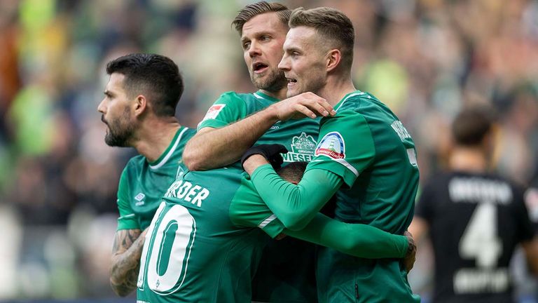 Niclas Füllkrug (M.) trifft gegen Dynamo Dresden doppelt für Werder Bremen. 