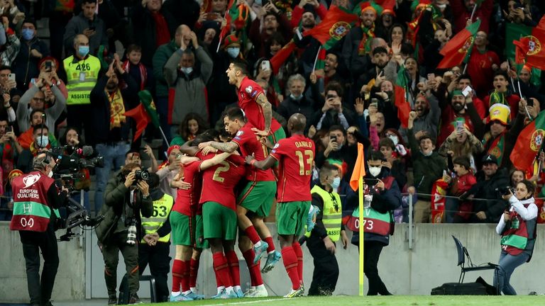 PORTUGAL: Nach einem Doppelpack von Bruno Fernandes im Endspiel gegen Nordmakedonien zieht die Selecao um Cristiano Ronaldo in die WM-Endrunde in Katar ein.