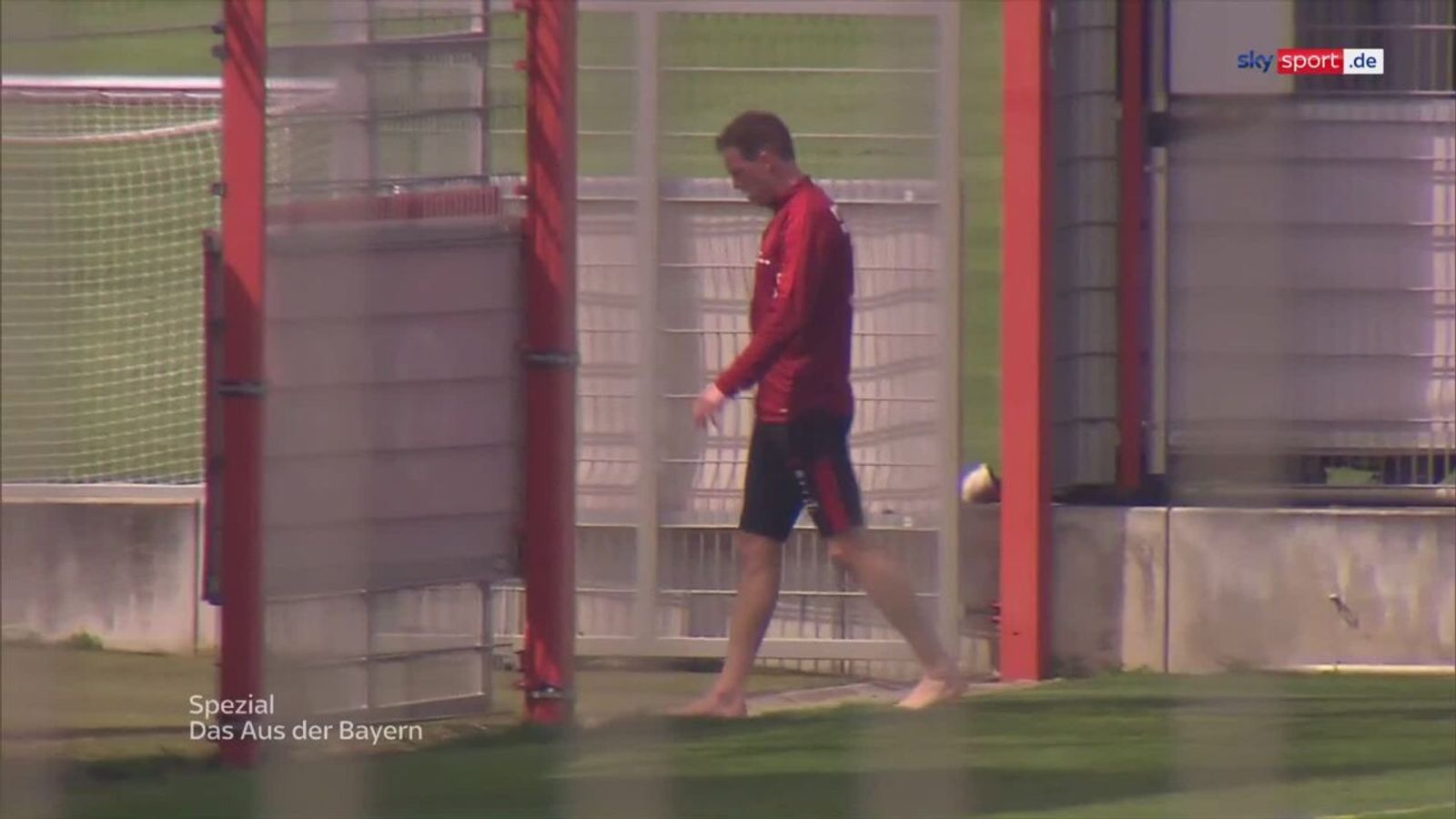 FC Bayern München Video: Nagelsmann Barfuß Und Gedankenverloren über ...