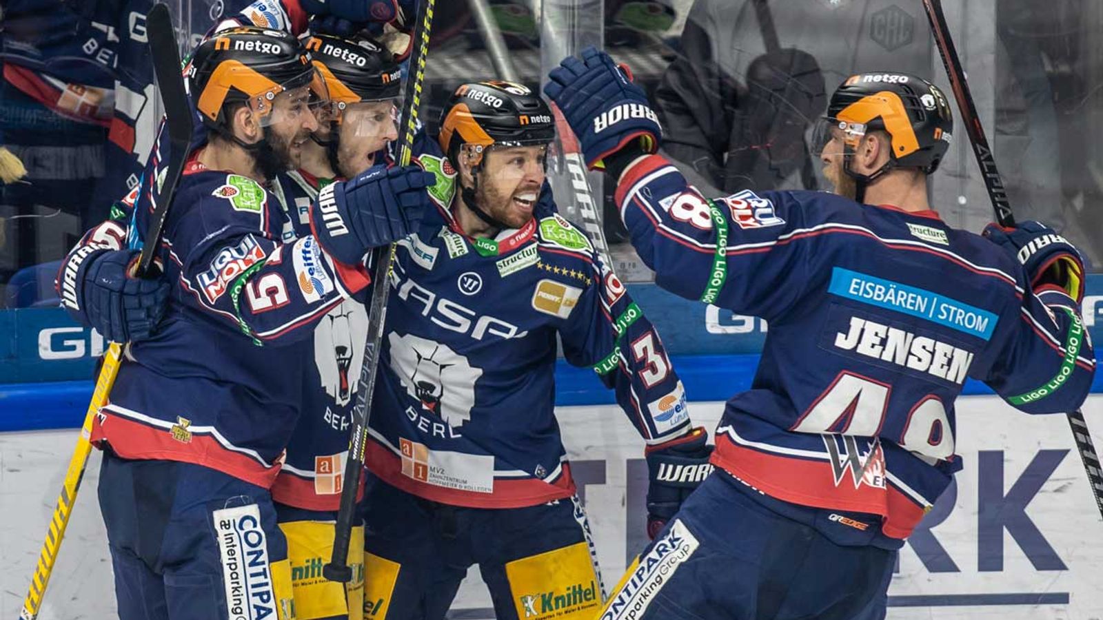 Eishockey Titelverteidiger Eisbären Berlin wieder im DEL-Finale