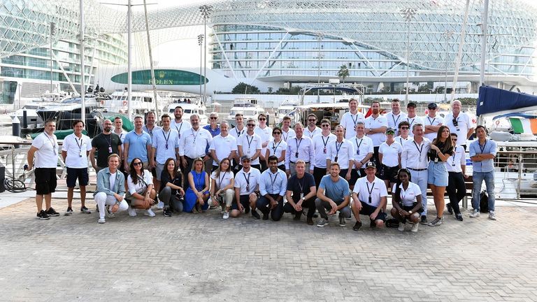 Suchbild: Die gesamte Sky Crew beim Saisonfinale in Abu Dhabi. Neben Obauer-Bannerfeld steht Formel-1-Legende Damon Hill. Auch Nico Rosberg darf als Sky Experte nicht fehlen (Foto: Tobias Obauer-Bannerfeld).