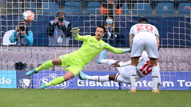 Leverkusens Moussa Diaby schießt sich beim Elfmeter selbst an - sein Treffer zählt nicht.