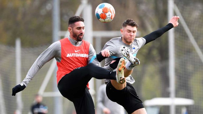 Ishak Belfodil (l.) ist nach seiner Nichtnominierung gegen Augsburg zurück im Hertha-Training.