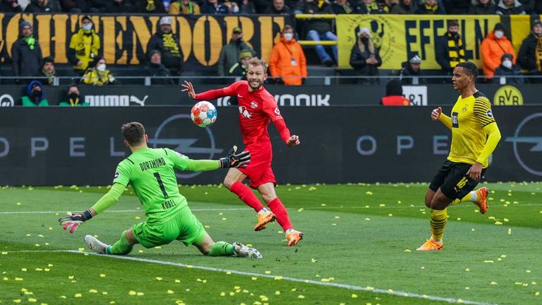 Leipzigs Konrad Laimer (mitte) trifft im Topspiel bei Borussia Dortmund.