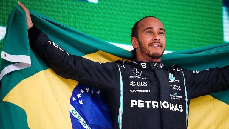 Lewis Hamilton ist begeistert von Brasilien und darf sich über viele brasilianische Fans freuen.