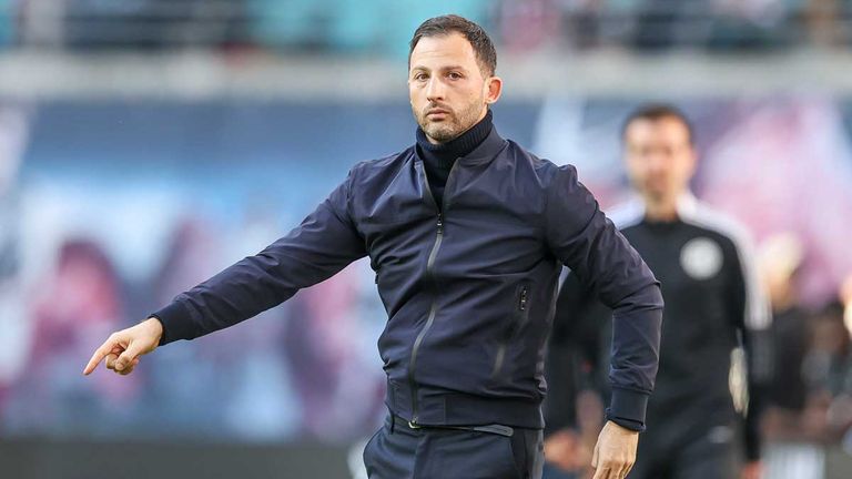 Domenico Tedesco flüchtet vor Rangers-Fans.