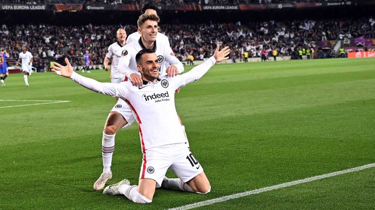 Eintracht Frankfurt bejubelt den Halbfinal-Einzug in der Europa League beim FC Barcelona. Filip Kostic (vorne) und Jesper Lindström (dahinter) überzeugten im Camp Nou. 