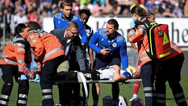 Bielefeld-Profi Fabian Kunze wird auf der Trage vom Platz getragen.