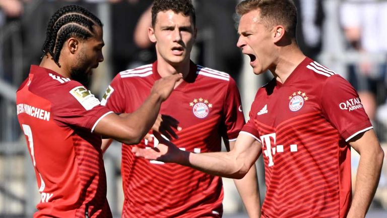 Gnabry, Pavard und Kimmich (v.l.) bejubeln ein Tor für den FC Bayern in Bielefeld.