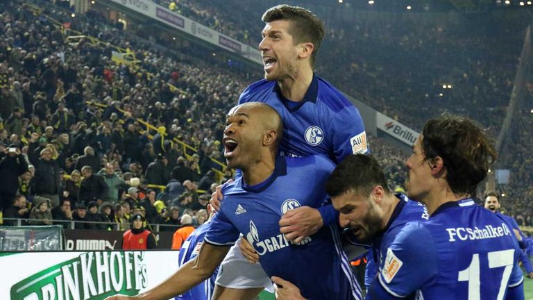 Naldo (l.) und seine Schalker Teamkollegen bejubeln den 4:4-Ausgleich im Revierderby bei Borussia Dortmund 2017. Schalke lag bereits mit 0:4 zurück, Naldo erzielte kurz vor Schluss das letzte Tor per Kopf. 