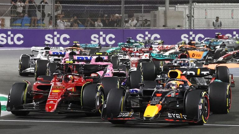 Zweikampf an der Spitze: Werden Charles Leclerc im Ferrari (l.) und Max Verstappen im Red Bull (r.) in Australien erneut das Renngeschehen dominieren?