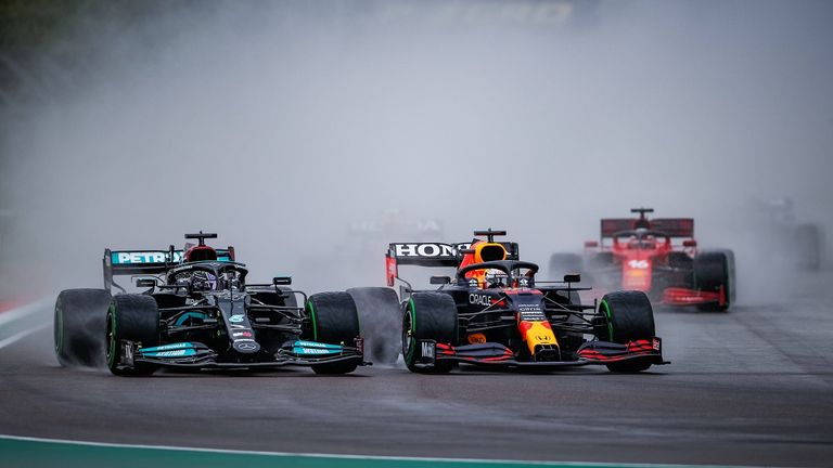Max Verstappen (vorne links) gewinnt 2021 einen zum Teil verregneten GP in Imola.
