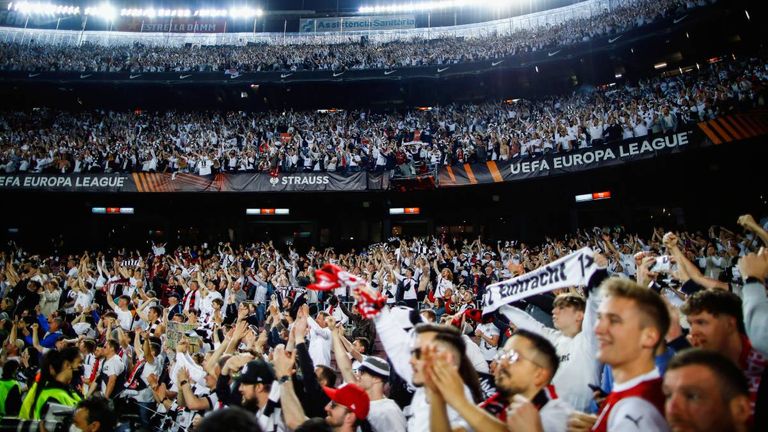 Mehr als 25.000 Eintracht-Anhänger waren im Camp Nou und machten entsprechend Stimmung.