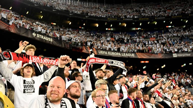 Rund 30.000 Frankfurt-Fans sollen im Camp Nou gewesen sein.