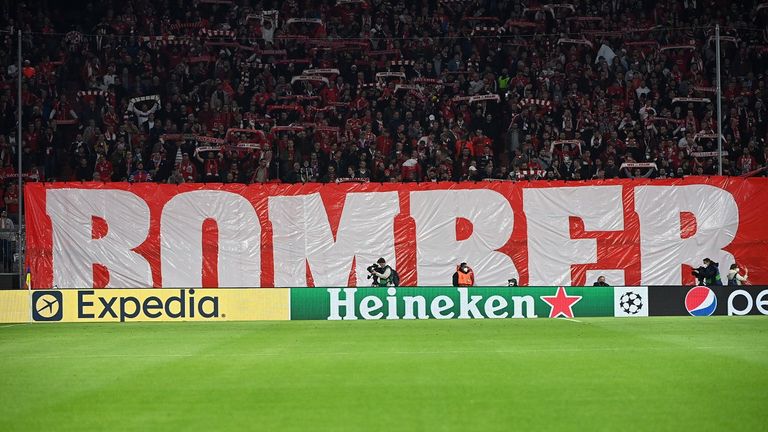 Choreografie zu Ehren von Gerd Müller.