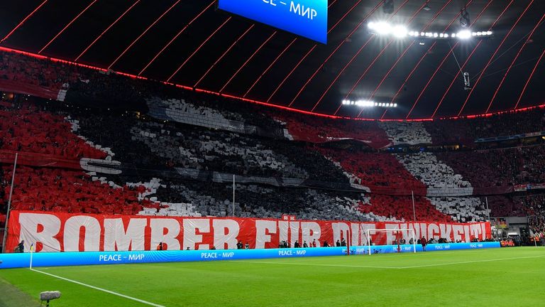 Choreografie zu Ehren von Gerd Müller.