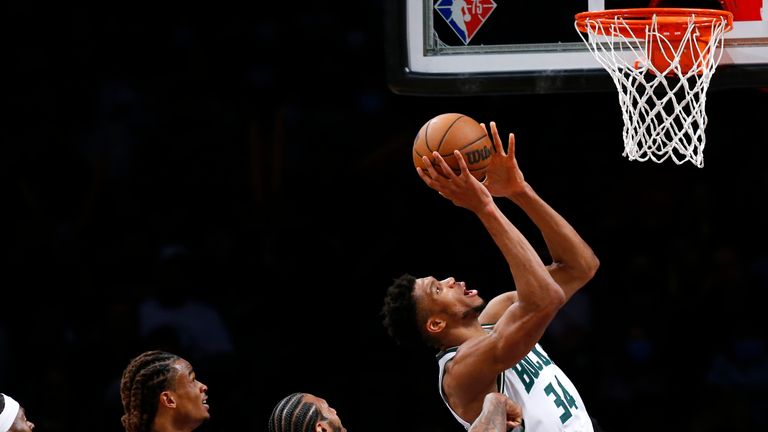 Giannis Antetokounmpo führt die Bucks zum Sieg gegen die Nets.                                                                    