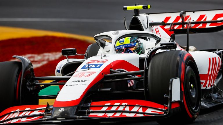 Der Haas-Bolide ist dem Ferrari der Konkurrenz nach zu ähnlich, weswegen eine Untersuchung bei der FIA eingeleitet werden soll. 