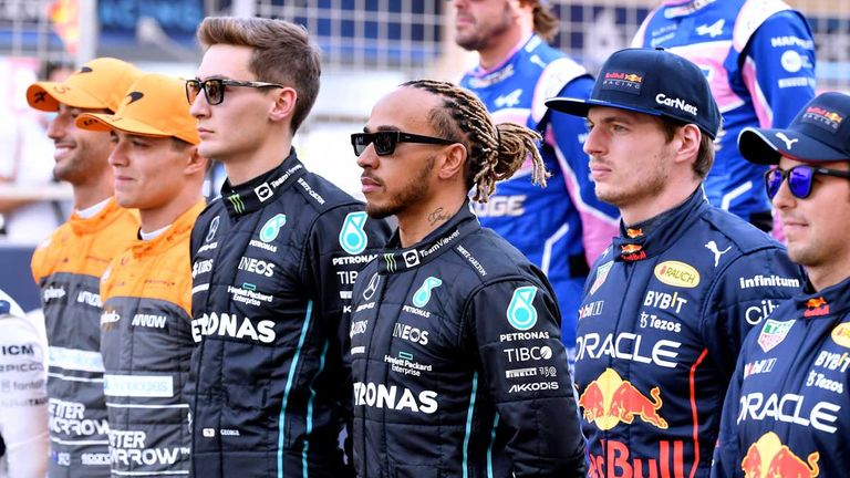 Lewis Hamilton (3.v.r.) und Max Verstappen (2.v.r.) begrüßen den geplanten Einstieg von Audi und Porsche in die Formel 1.