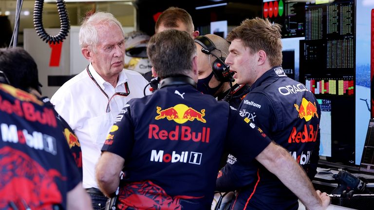 Red-Bull-Motorsportchef Helmut Marko (l.) im Gespräch mit Max Verstappen.