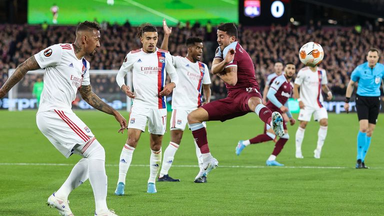 Jerome Boateng patzt gegen West Ham vor dem 0:1.