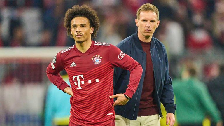 Leroy Sane (vorne) konnte beim FC Bayern zuletzt nur selten überzeugen. Trainer Julian Nagelsmann und die FCB-Bosse sind mit den Leistungen des Offensivakteurs nicht zufrieden.