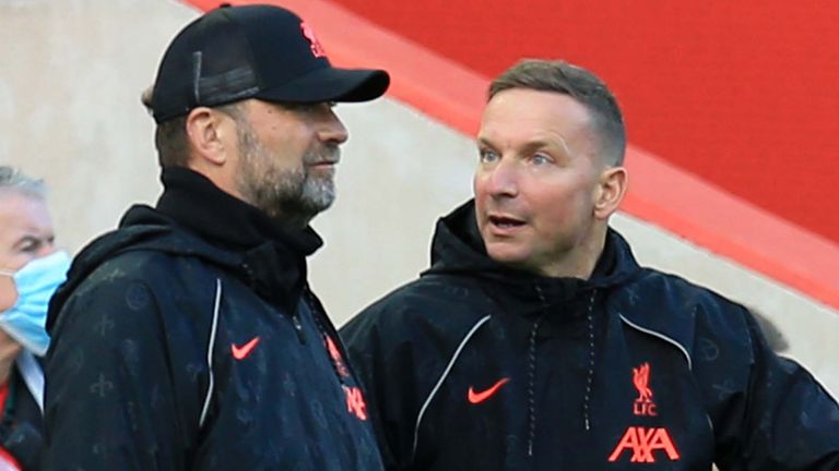 Jürgen Klopp (l.) im Gespräch mit seinem Assistenten Pepijn ''Pep'' Lijnders.