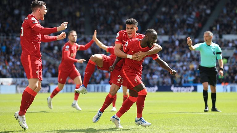 Durch den Treffer von Naby Keita gewinnt Liverpool 1:0 gegen Newcastle und zieht vorübergehend an die Tabellenspitze, ehe Manchester City gegen Leeds United (18:30/Sky) an der Reihe ist.