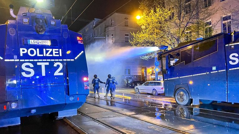 Die Magdeburger Polizei musste Wasserwerfer einsetzen, um alkohilisierte Anhänger