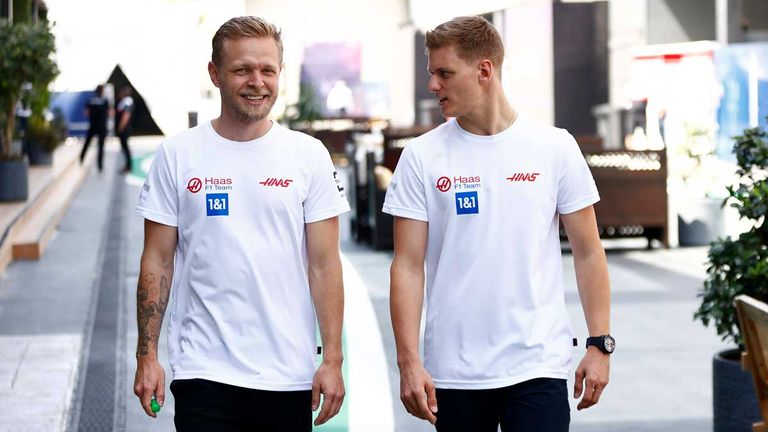 Zwischen Kevin Magnussen (l.) und Mick Schumacher stimmt die Chemie beim Haas-Team.