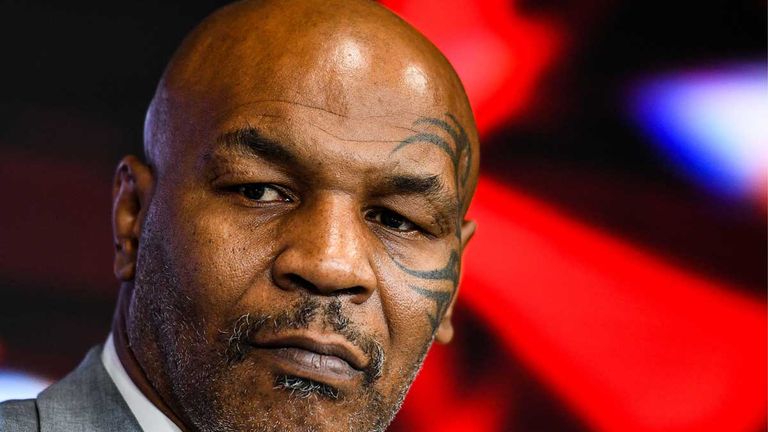 Mike Tyson schlägt Passagier im Flugzeug blutig.