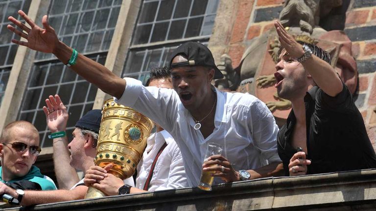 Naldo (mitte) feiert mit Landsmann Diego (r.) den Gewinn des DFB-Pokals auf dem Bremer Rathausbalkon.