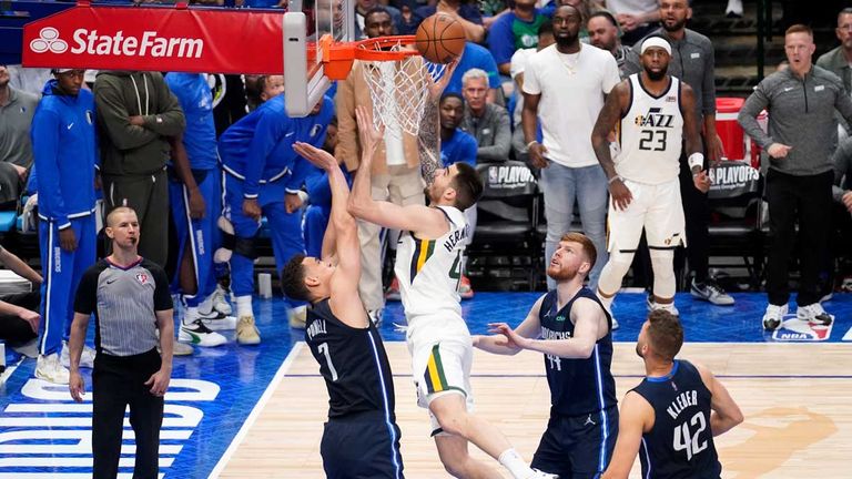 Die Dallas Mavericks unterliegen zum Playoff-Auftakt den Utah Jazz in Spiel eins.