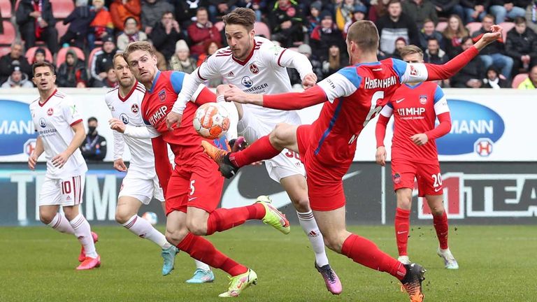 Der 1. FC Nürnberg um Lukas Schleimer verliert das Duell in Heidenheim.