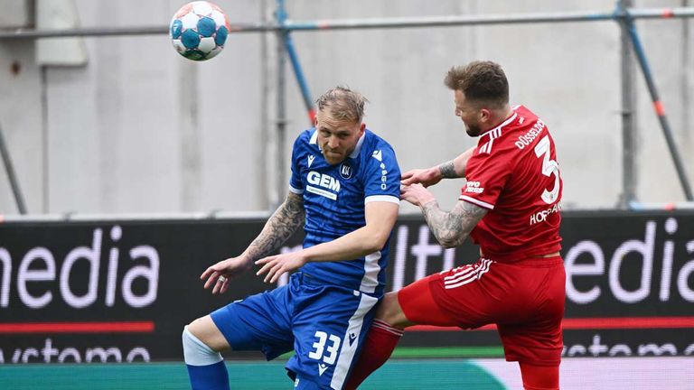 Philipp Hofmann (l.) rettet dem KSC einen Punkt gegen Fortuna Düsseldorf.