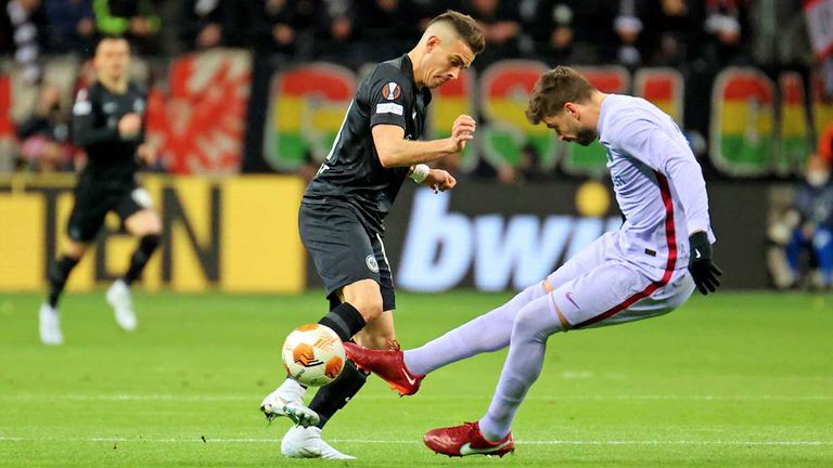 Gerard Pique (r.) fehlt dem FC Barcelona vorerst wegen einer Adduktorenzerrung.