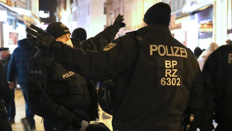 In Rostock gilt vor dem Duell mit St. Pauli erhöhte Polizei-Präsenz. 