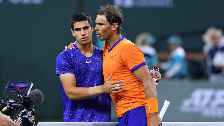 Carlos Alcaraz (l.) gratuliert Rafael Nadal nach seiner Halbfinal-Niederlage in Indian Wells.