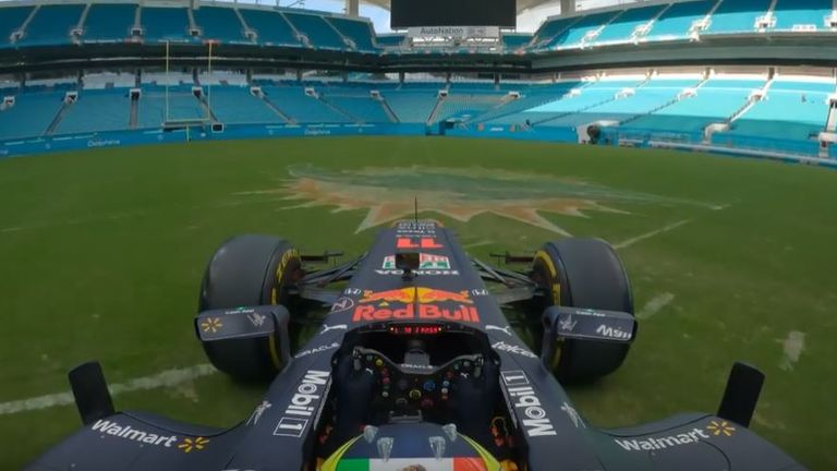 Sergio Perez ist mit seinem Red Bull durch Miami gefahren und hat dabei auch das Hard Rock Stadium der Miami Dolphins durchquert. Um das Stadion ist die Strecke konzipiert.