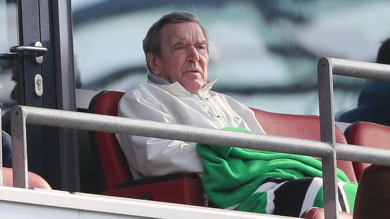 Ex-Bundeskanzler Gerhard Schröder wird in nächster Zeit wohl keinen Platz mehr auf der Ehrentribüne im Stadion von Hannover 96 einnehmen. 