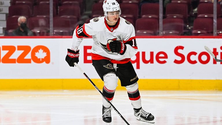 Der deutsche NHL-Spieler Tim Stützle liegt nach dem Geschmack einiger Gegenspieler wohl zu oft auf dem Eis. 