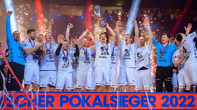 Der THW Kiel feiert nach 2019 erstmals wieder einen Pokal-Erfolg feiern. den Pokal-Sieg.