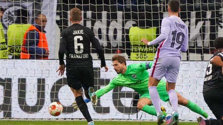 KEVIN TRAPP: Erste Glanzparde schon nach zwei Minuten! Chancenlos beim Gegentor. NOTE: 3